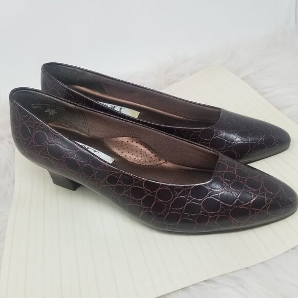 Soft Flexible by Highlights Brown Pump. Size 8.5. - Picture 7 of 11